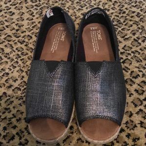 Tom’s 8.5 Grey Shimmer Flats EUC